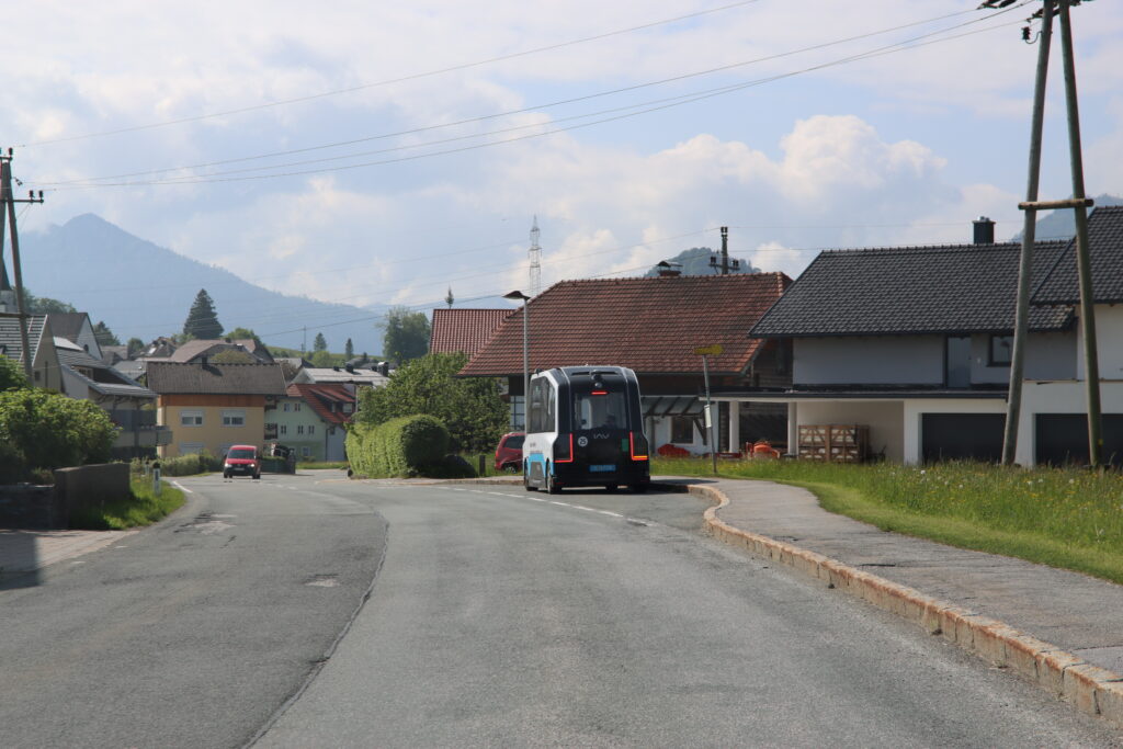 Digibus steht in einer Haltestelle