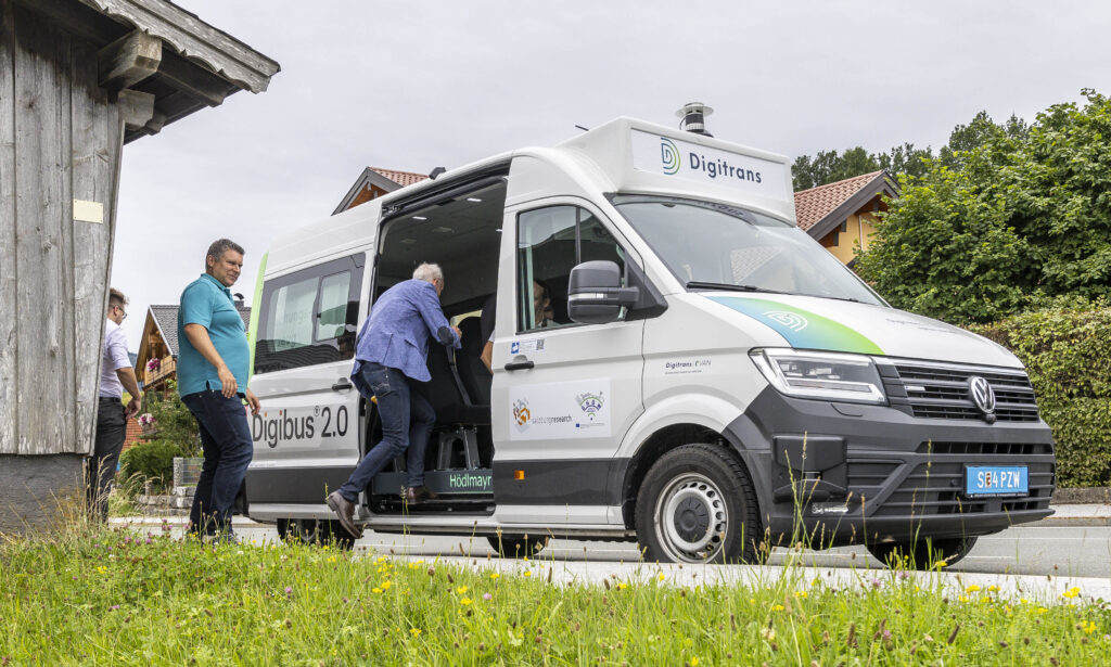Fahrgäste steigen in den Digibus ein